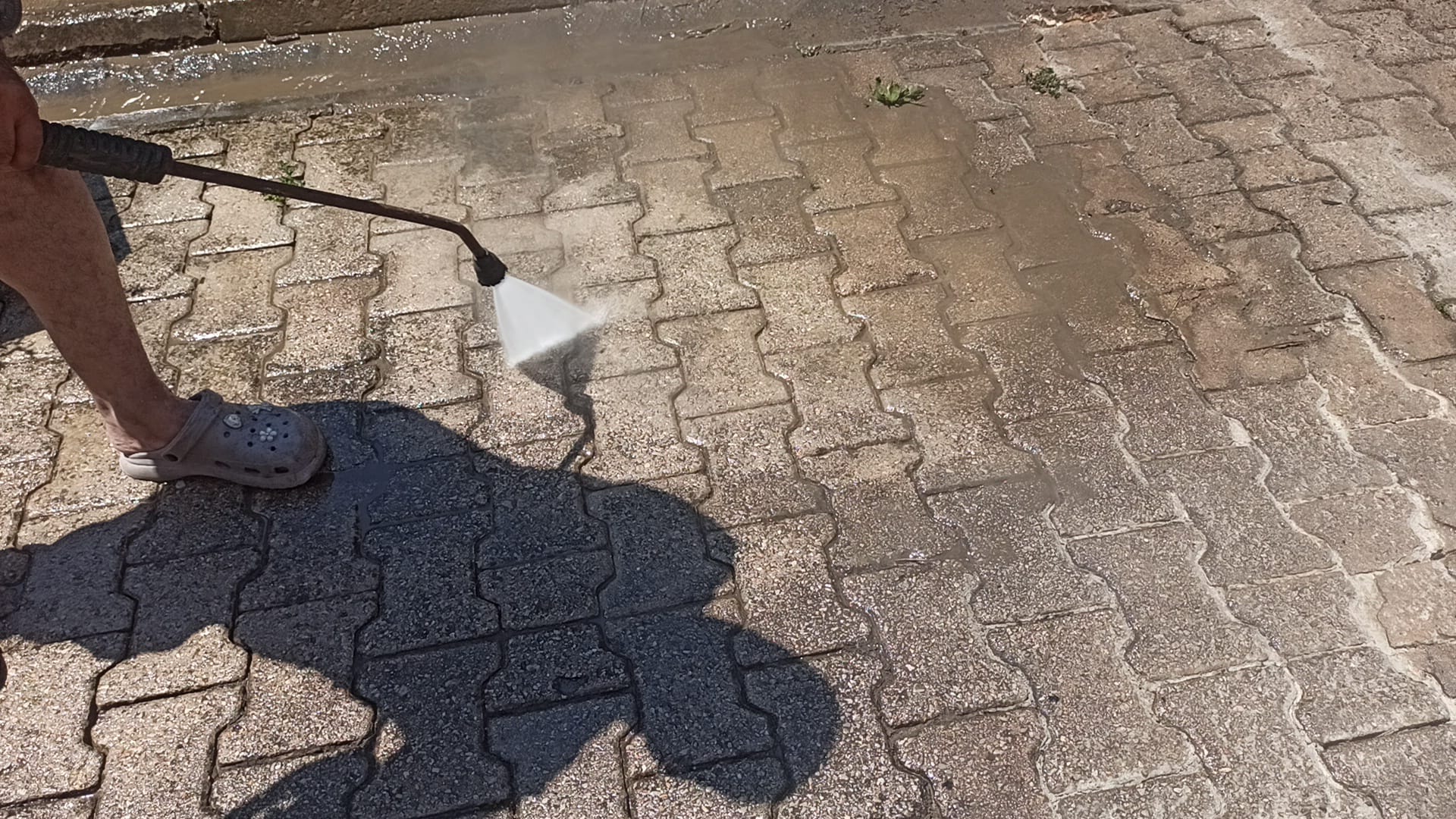 SİTE GENELİNDE YOLLAR YIKANMIŞ BASİT TAMİRATLAR YAPILMIŞTIR. — fotoğraf 1