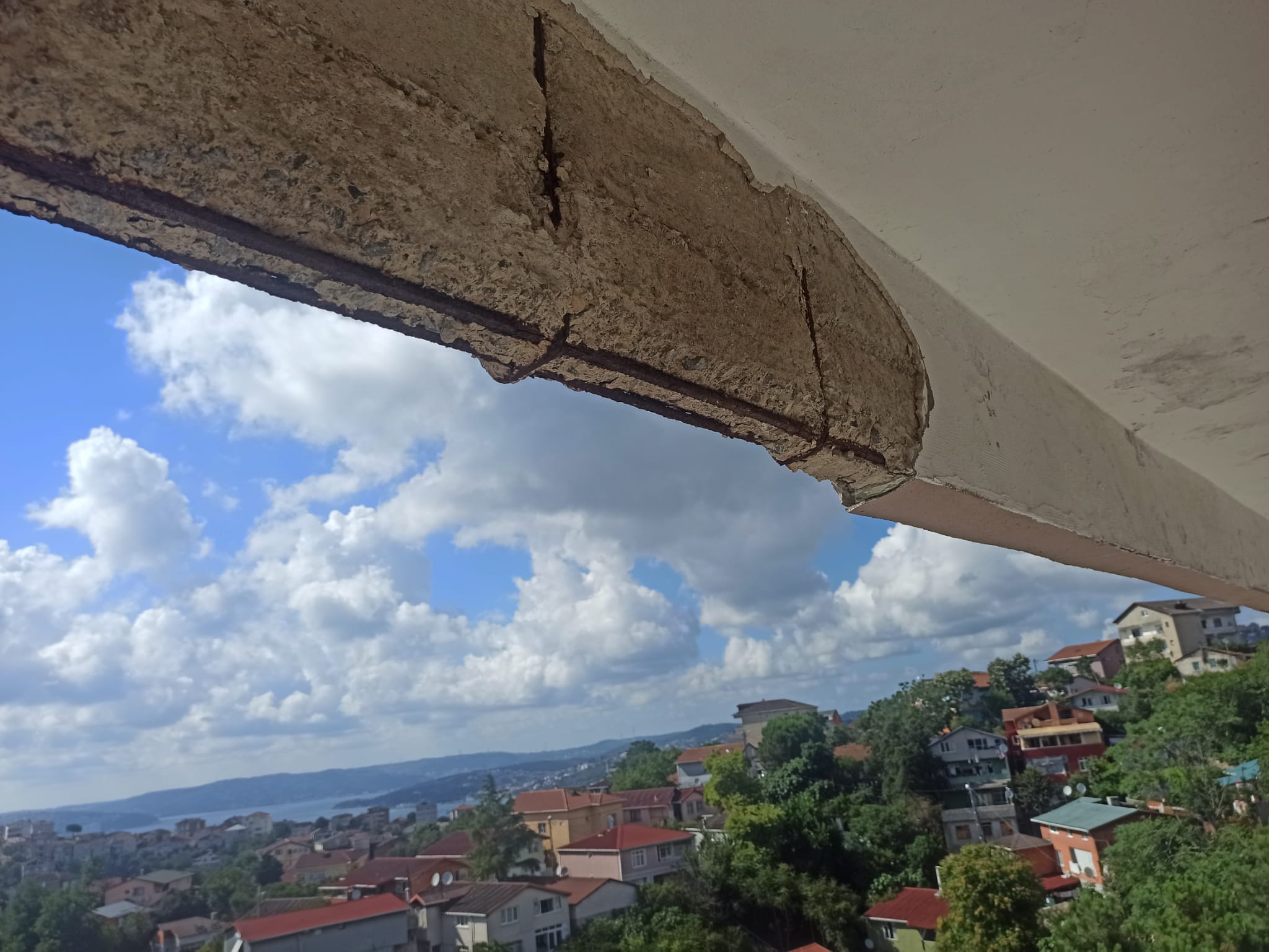 SARKAN KİRİŞLERDEN DÜŞEN BETON MALZEME — fotoğraf 1