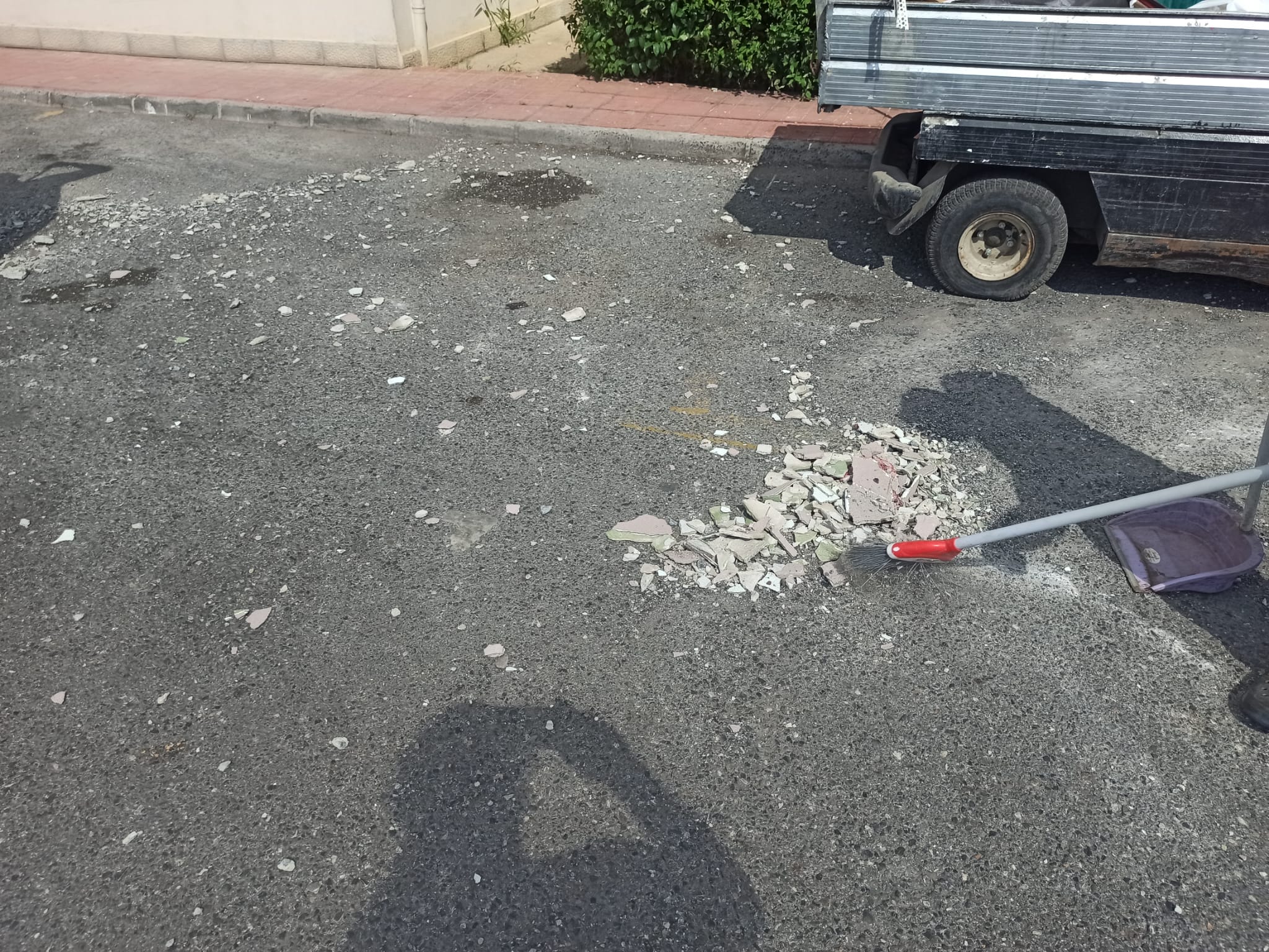 SARKAN KİRİŞLERDEN DÜŞEN BETON MALZEME — fotoğraf 4