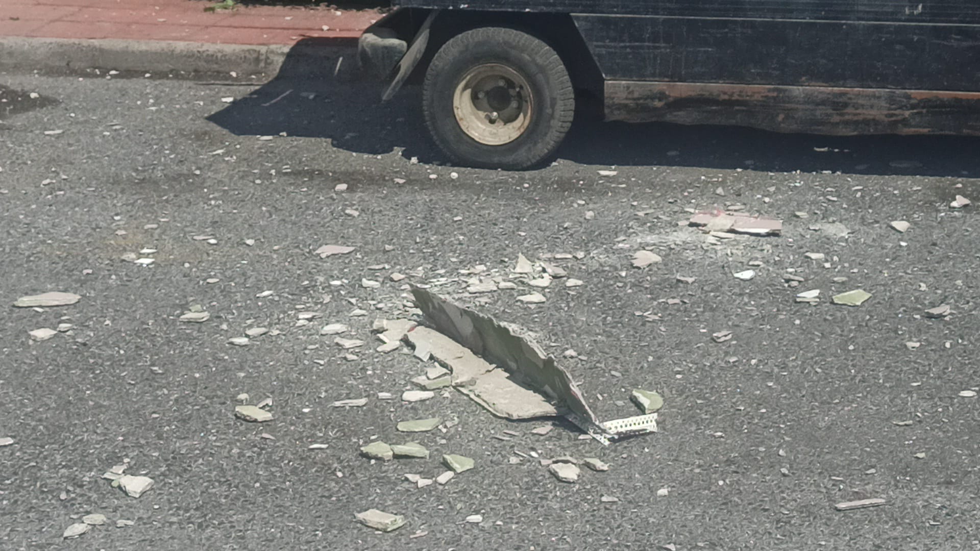 SARKAN KİRİŞLERDEN DÜŞEN BETON MALZEME — fotoğraf 5
